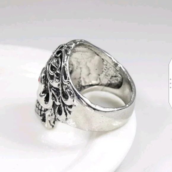 🆕 ☠️SILVER-TONE FAUX RUBY SKULL RING☠️ - Picture 3 of 4